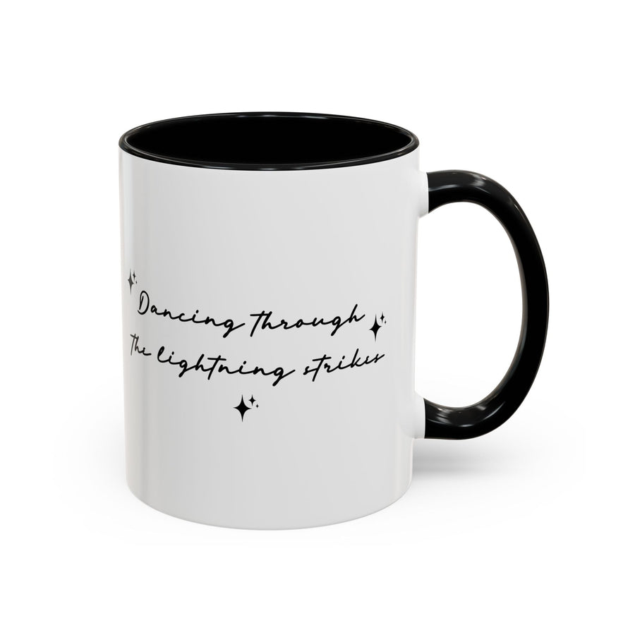 Mug Dancing through the lightning strikes – Tasse citation poétique, design minimaliste noir et blanc, idée cadeau inspirante - MoodElle