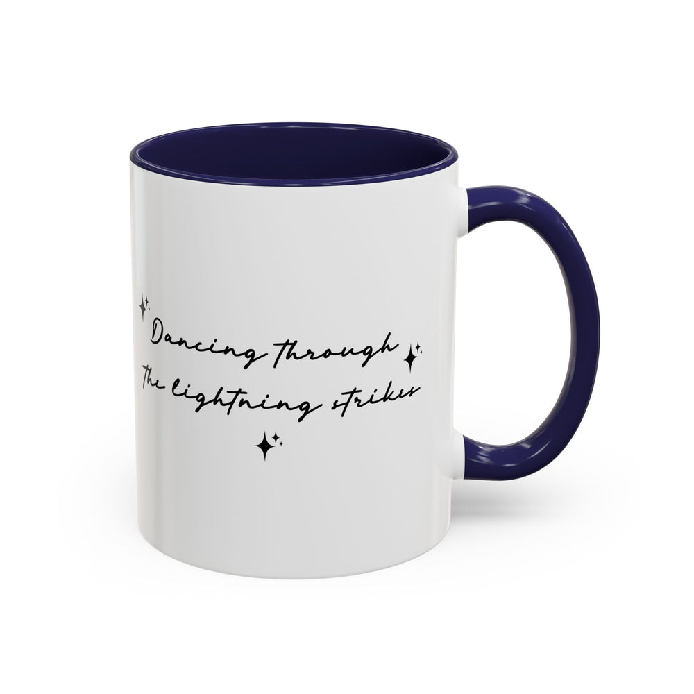 Mug Dancing through the lightning strikes – Tasse citation poétique, design minimaliste noir et blanc, idée cadeau inspirante - MoodElle