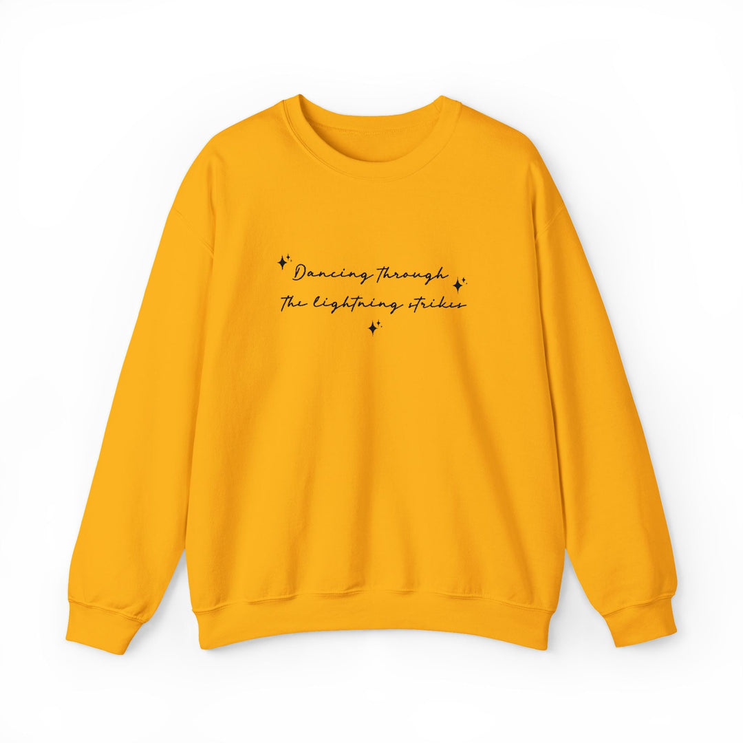Sweat brodé Dancing through the lightning strikes – Pull minimaliste, citation inspirée, idée cadeau musique et vibes feel - good - MoodElle