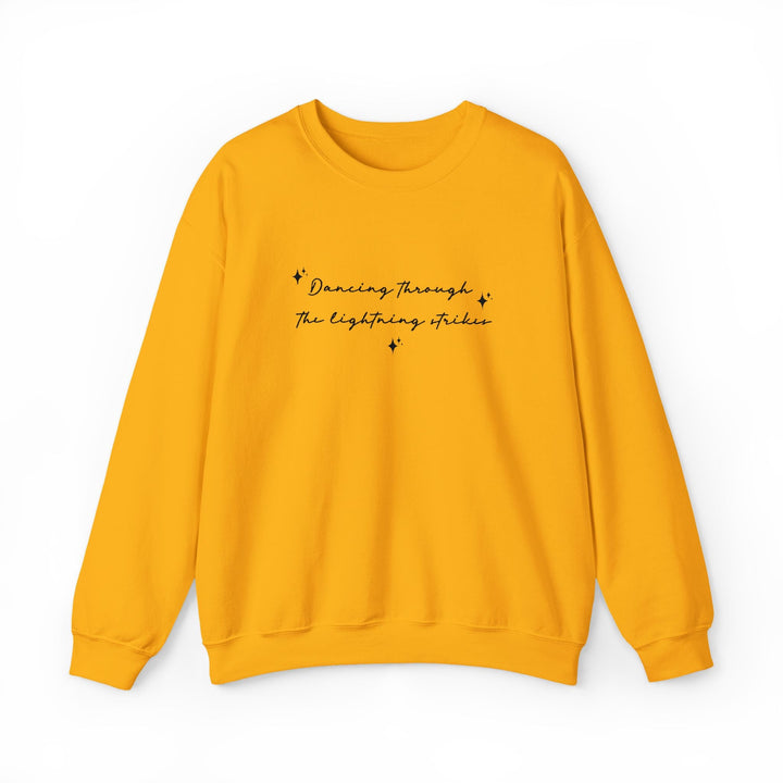 Sweat brodé Dancing through the lightning strikes – Pull minimaliste, citation inspirée, idée cadeau musique et vibes feel - good - MoodElle
