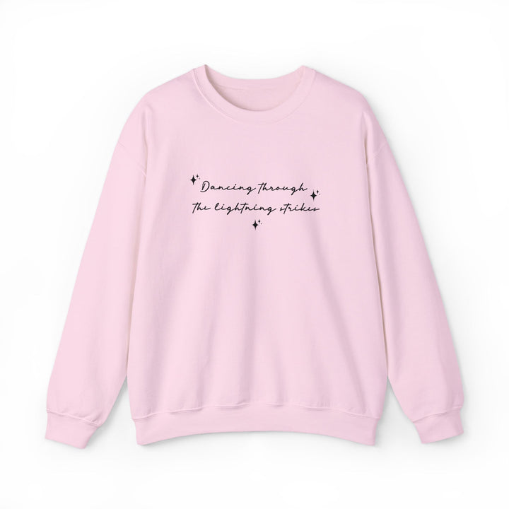 Sweat brodé Dancing through the lightning strikes – Pull minimaliste, citation inspirée, idée cadeau musique et vibes feel - good - MoodElle