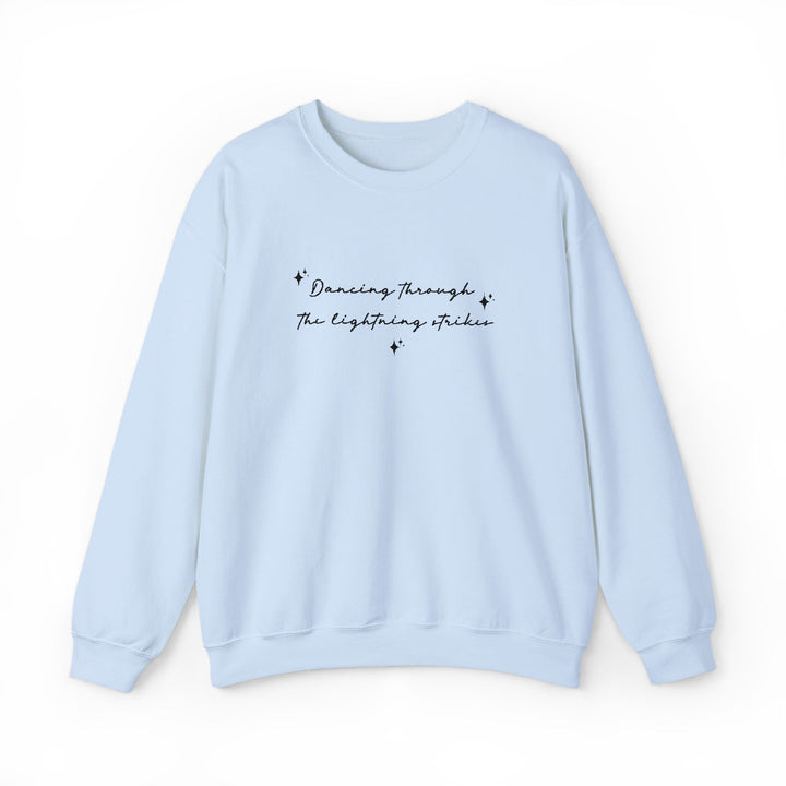 Sweat brodé Dancing through the lightning strikes – Pull minimaliste, citation inspirée, idée cadeau musique et vibes feel - good - MoodElle