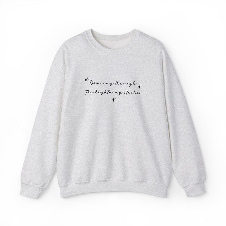 Sweat brodé Dancing through the lightning strikes – Pull minimaliste, citation inspirée, idée cadeau musique et vibes feel - good - MoodElle