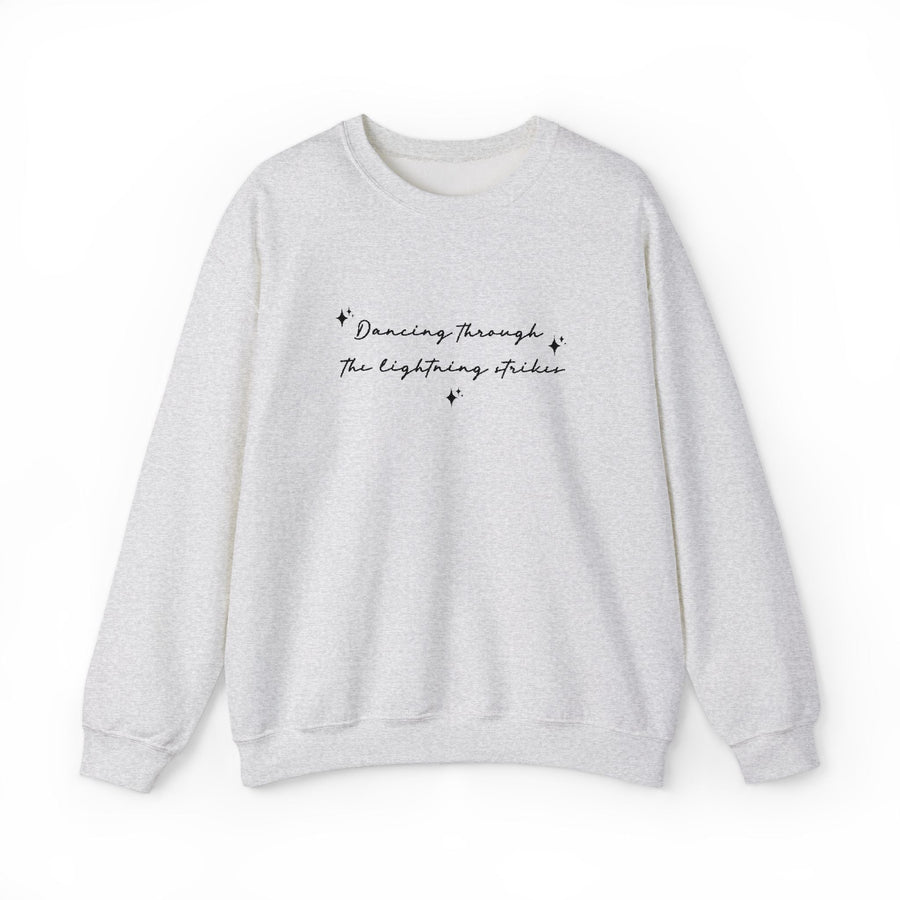 Sweat brodé Dancing through the lightning strikes – Pull minimaliste, citation inspirée, idée cadeau musique et vibes feel - good - MoodElle