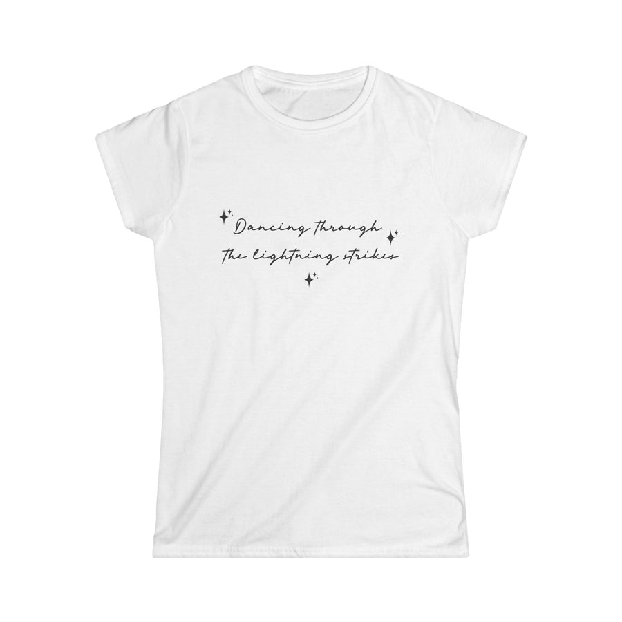 T-shirt femme - Dancing through the lightning strikes – Tee - shirt citation poétique, design minimaliste, idée cadeau inspirante - MoodElle