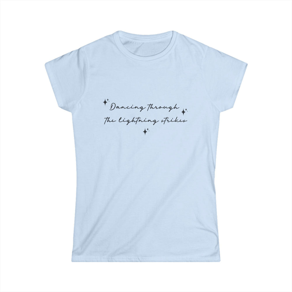 T-shirt femme - Dancing through the lightning strikes – Tee - shirt citation poétique, design minimaliste, idée cadeau inspirante - MoodElle