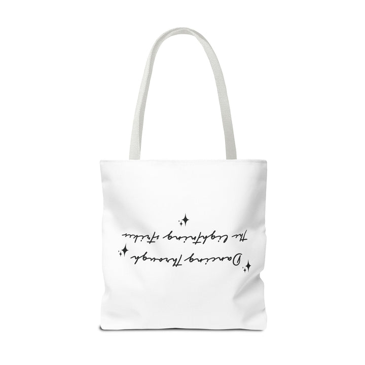 Tote bag Dancing through the lightning strikes – Sac citation poétique, design minimaliste noir et blanc, idée cadeau inspirante - MoodElle
