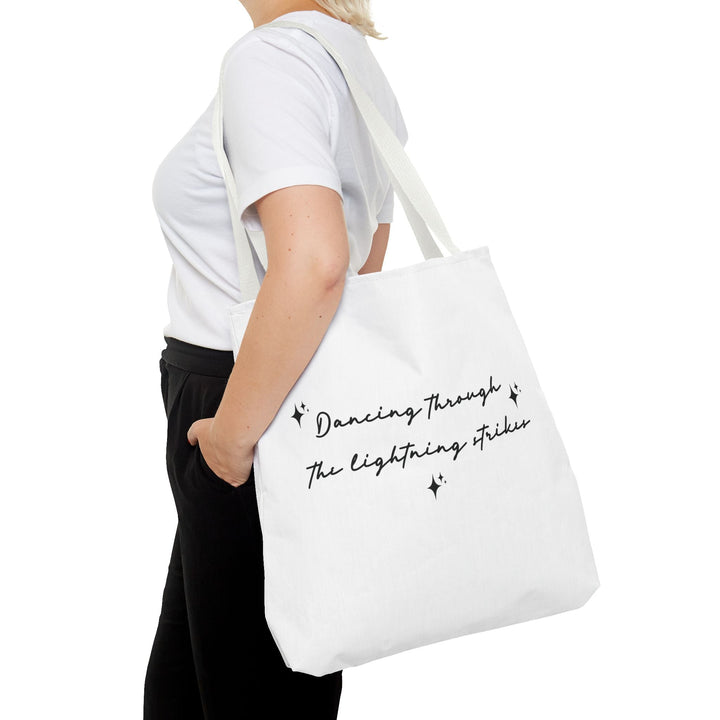 Tote bag Dancing through the lightning strikes – Sac citation poétique, design minimaliste noir et blanc, idée cadeau inspirante - MoodElle