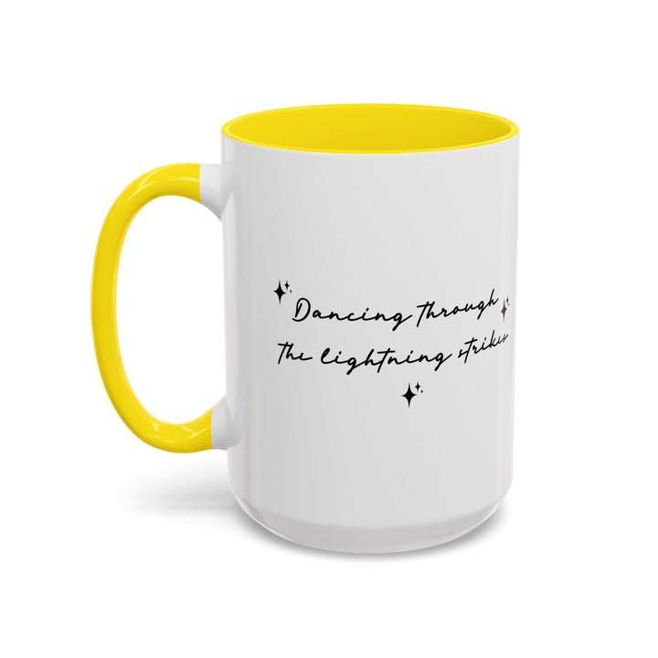 Mug Dancing through the lightning strikes – Tasse citation poétique, design minimaliste noir et blanc, idée cadeau inspirante - MoodElle