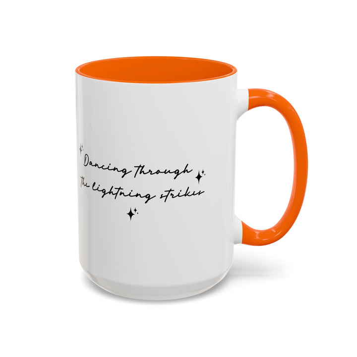 Mug Dancing through the lightning strikes – Tasse citation poétique, design minimaliste noir et blanc, idée cadeau inspirante - MoodElle
