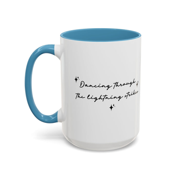 Mug Dancing through the lightning strikes – Tasse citation poétique, design minimaliste noir et blanc, idée cadeau inspirante - MoodElle