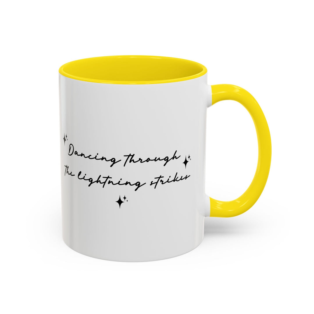Mug Dancing through the lightning strikes – Tasse citation poétique, design minimaliste noir et blanc, idée cadeau inspirante - MoodElle