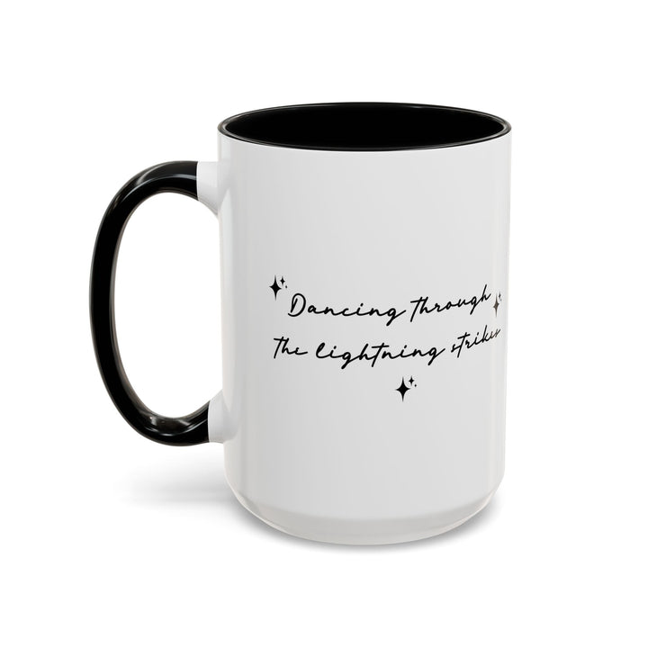 Mug Dancing through the lightning strikes – Tasse citation poétique, design minimaliste noir et blanc, idée cadeau inspirante - MoodElle