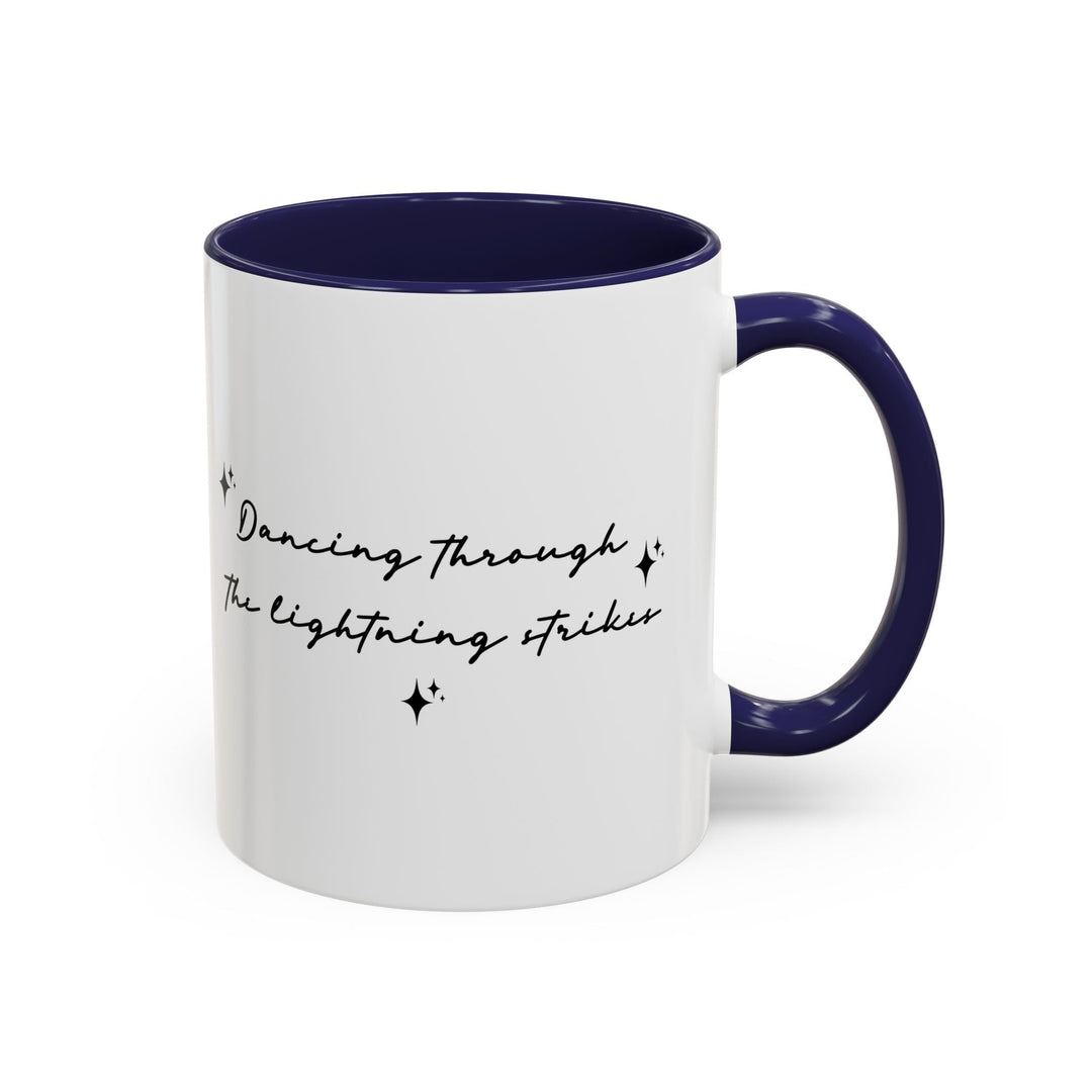 Mug Dancing through the lightning strikes – Tasse citation poétique, design minimaliste noir et blanc, idée cadeau inspirante - MoodElle