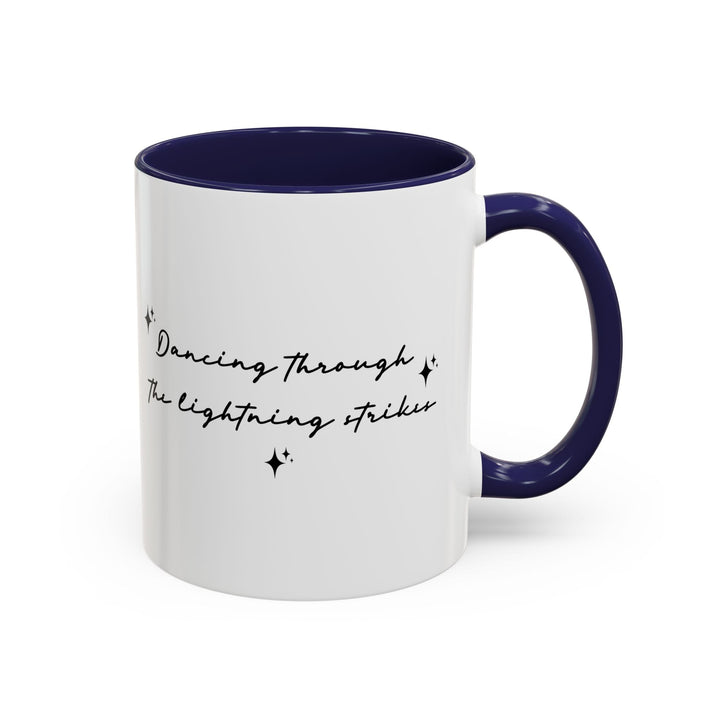 Mug Dancing through the lightning strikes – Tasse citation poétique, design minimaliste noir et blanc, idée cadeau inspirante - MoodElle