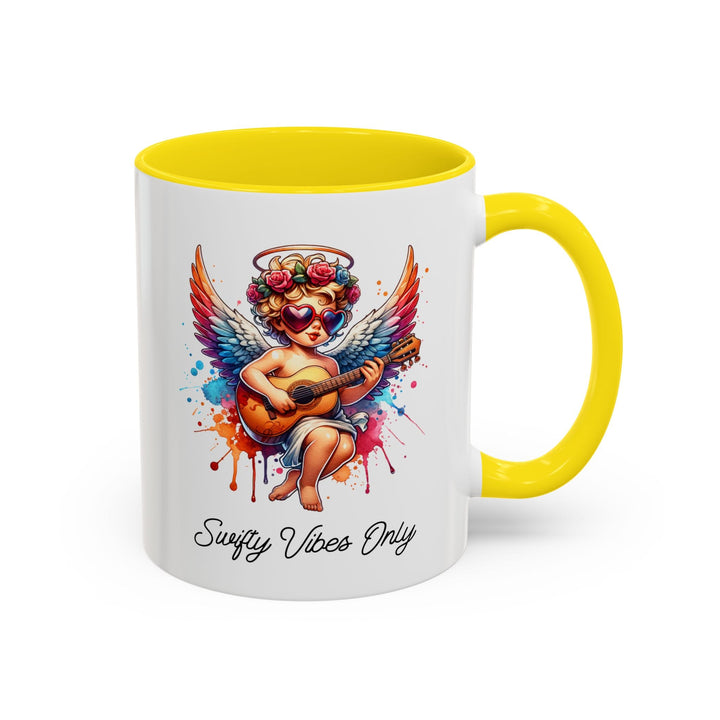 Mug Swifty Vibes Only – Tasse ange pop colorée, illustration guitare et lunettes cœur, idée cadeau originale et feel - good - MoodElle