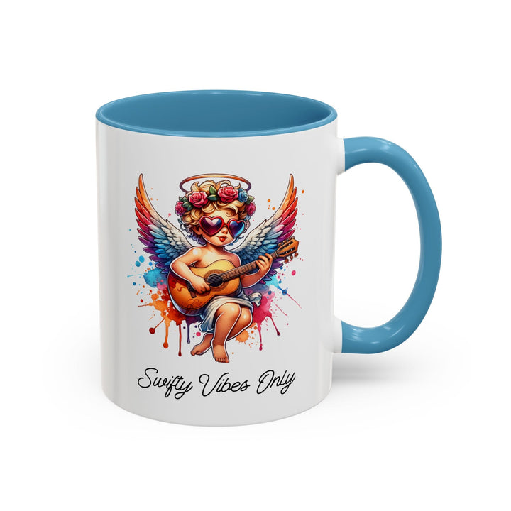 Mug Swifty Vibes Only – Tasse ange pop colorée, illustration guitare et lunettes cœur, idée cadeau originale et feel - good - MoodElle
