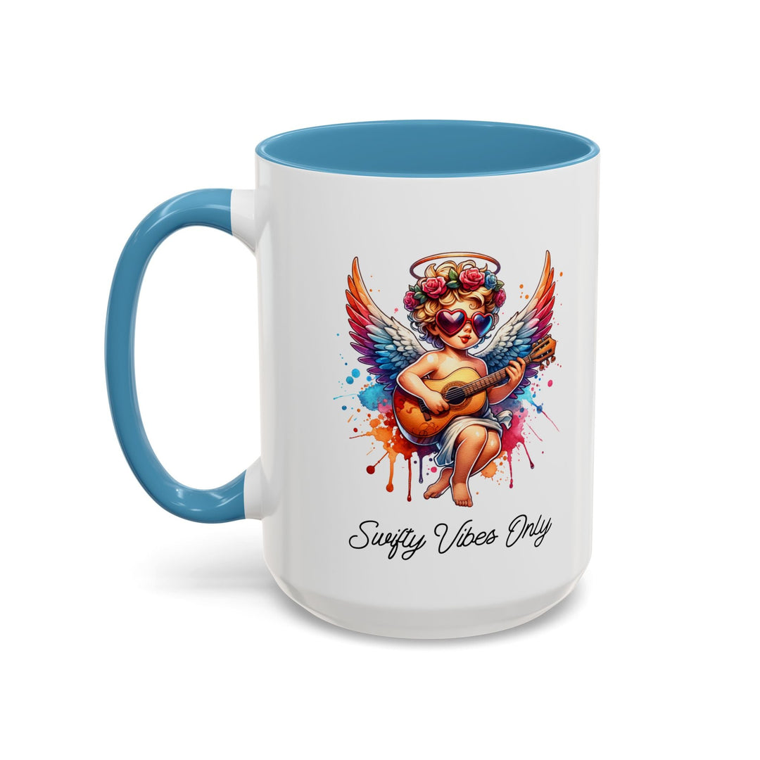 Mug Swifty Vibes Only – Tasse ange pop colorée, illustration guitare et lunettes cœur, idée cadeau originale et feel - good - MoodElle