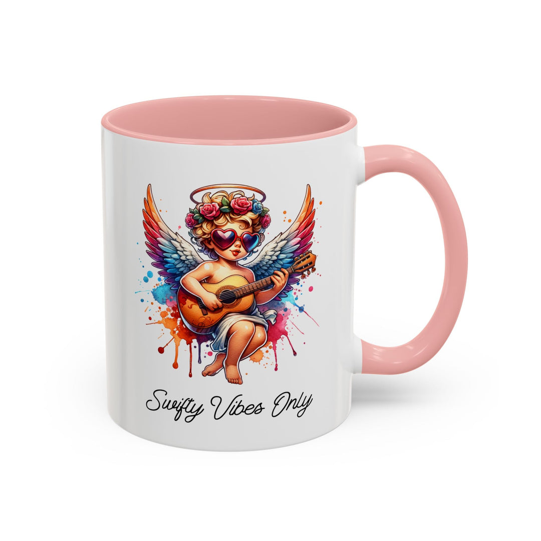Mug Swifty Vibes Only – Tasse ange pop colorée, illustration guitare et lunettes cœur, idée cadeau originale et feel - good - MoodElle